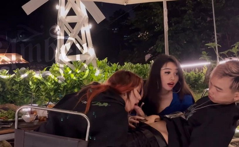 sex kẹt Ngồi cafe chill thôi mà được em ny và bạn thân thi nhau bú mút